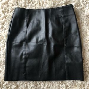 BLACK LEATHER SKIRT WITH BACK ZIPPER